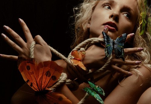 KADINLAR VE KELEBEKLER